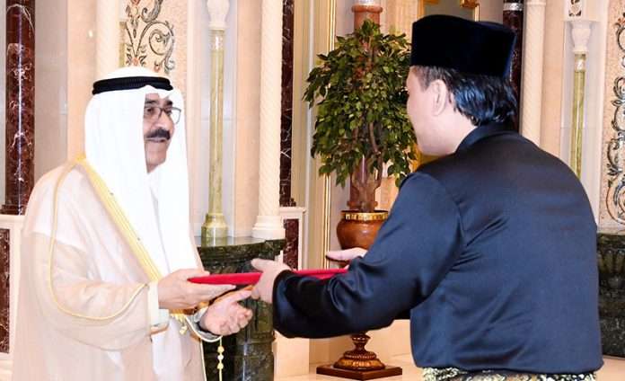 HH the Crown Prince received the credentials of the newly appointed Ambassador of Malaysia Kuwait