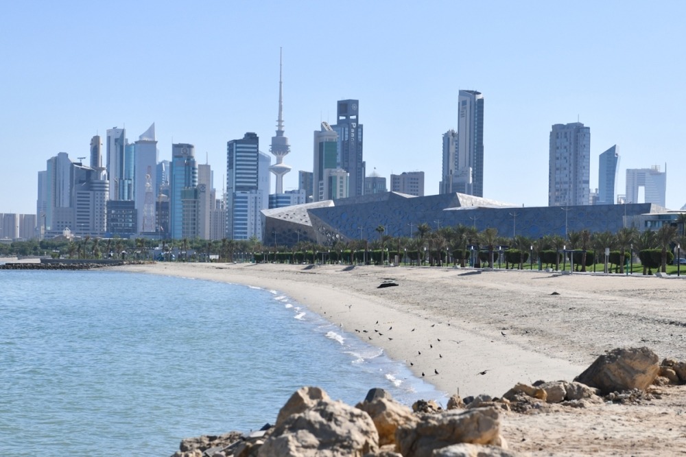Met predicts ‘hot weekend’ with moderate winds and occasional dust ...