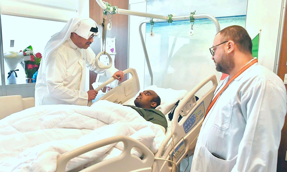 Kuwait’s Defense Minister visits injured military member in Jahra hospital