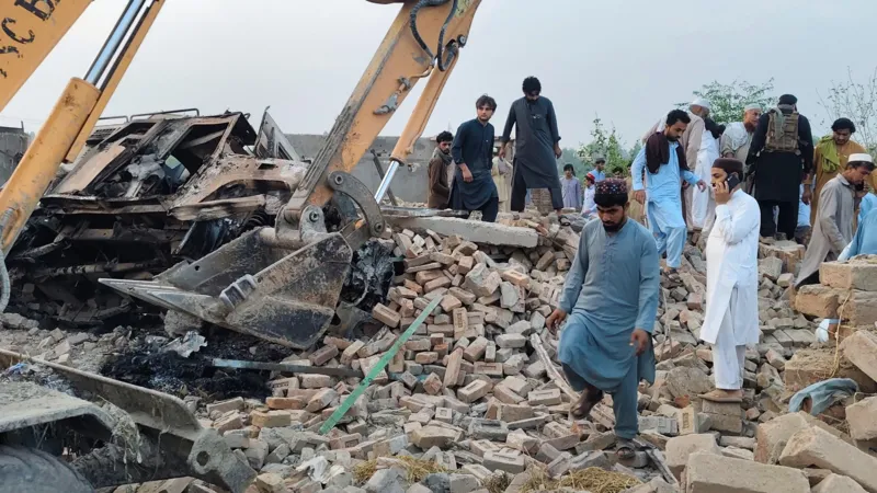 Suicide attack kills 15 policemen in N. Pakistan