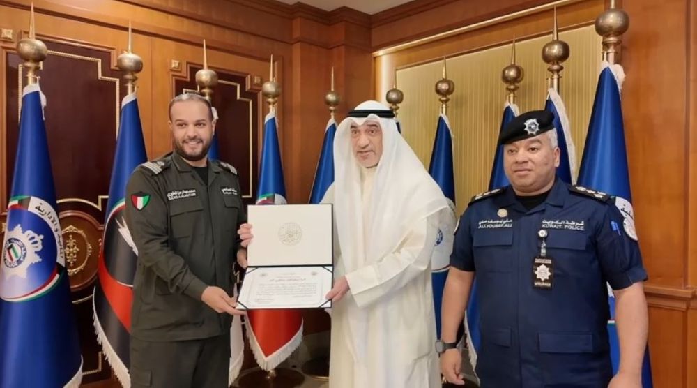Kuwait Interior Minister honors employee for foiling illegal entry attempt at Al-Salmi border